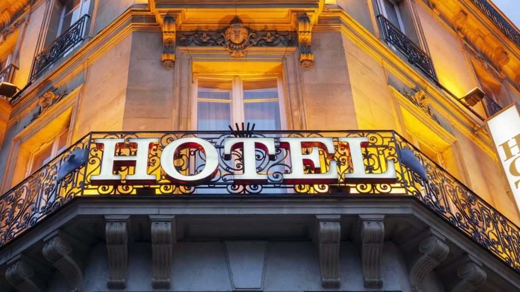 La peor habitación en un hotel de 5 estrellas vs. La mejor suite en un hotel de 3 estrellas: ¿dónde debería alojarme?