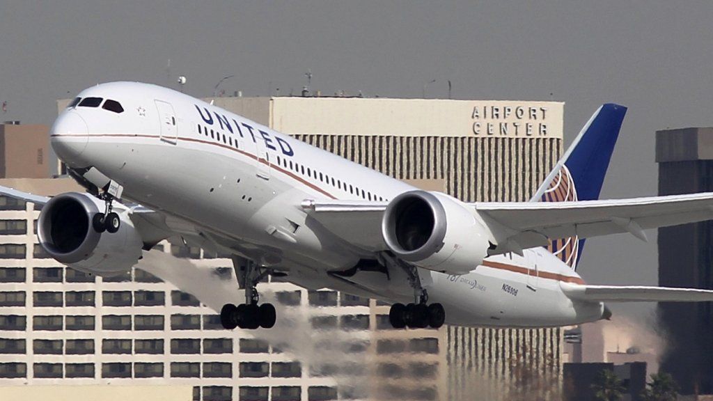 Weet je nog die kerel die werd uitgeschakeld en van zijn United Airlines-vlucht werd gesleept? Vandaag vertelde hij voor het eerst zijn aangrijpende verhaal