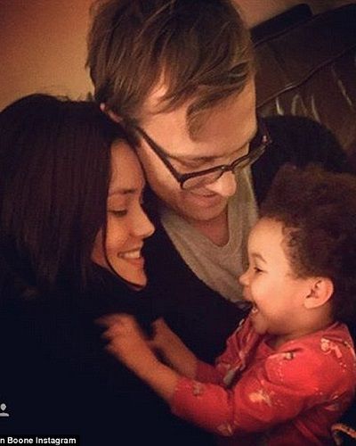 Megan Boone je šíleně zamilovaná do svého přítele Dana Estabrooka. Nyní existují plány na manželství, protože mají dítě