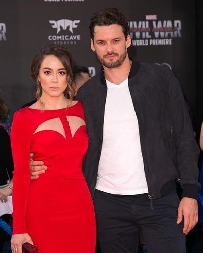 Na zes jaar daten, raakte Austin Nichols gescheiden van Chloe Bennet