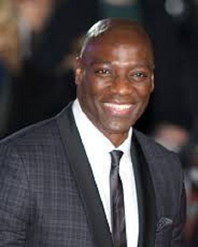 Adewale Akinnuoye-Agbaje koser seg med en kjæreste. Noen tanker om å bytte kjæreste til kone?