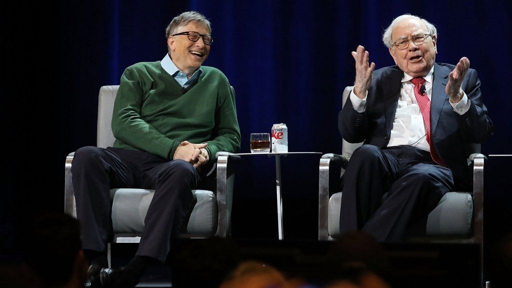 Bill Gates wendt zich altijd tot Warren Buffett voor advies. Hier zijn 4 geweldige tips die hij gedurende 25 jaar heeft gekregen