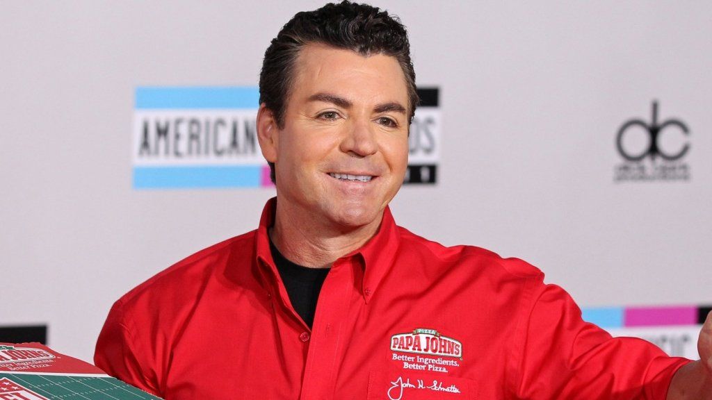 Kontroversiell Papa Johns vd John Schnatter kallar att det slutar när företagets ekonomiska resultat fortsätter att besvikna