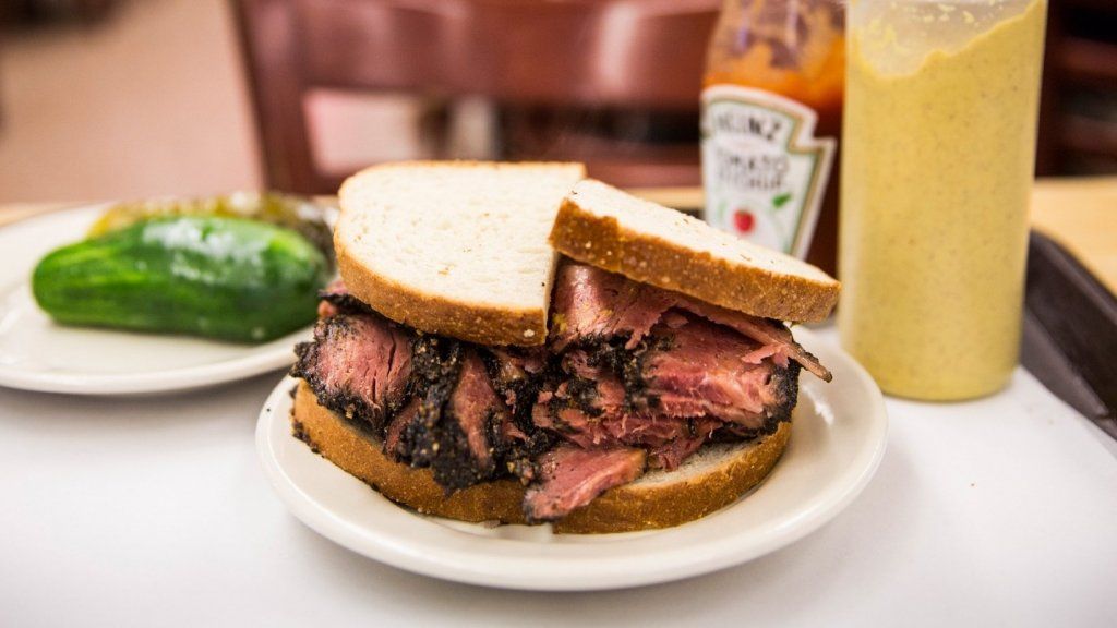 Ņujorkas Katz's Deli piedāvā abonēšanas pakalpojumu savam slavenajam pastramim un krūšiem par 1500 USD gadā