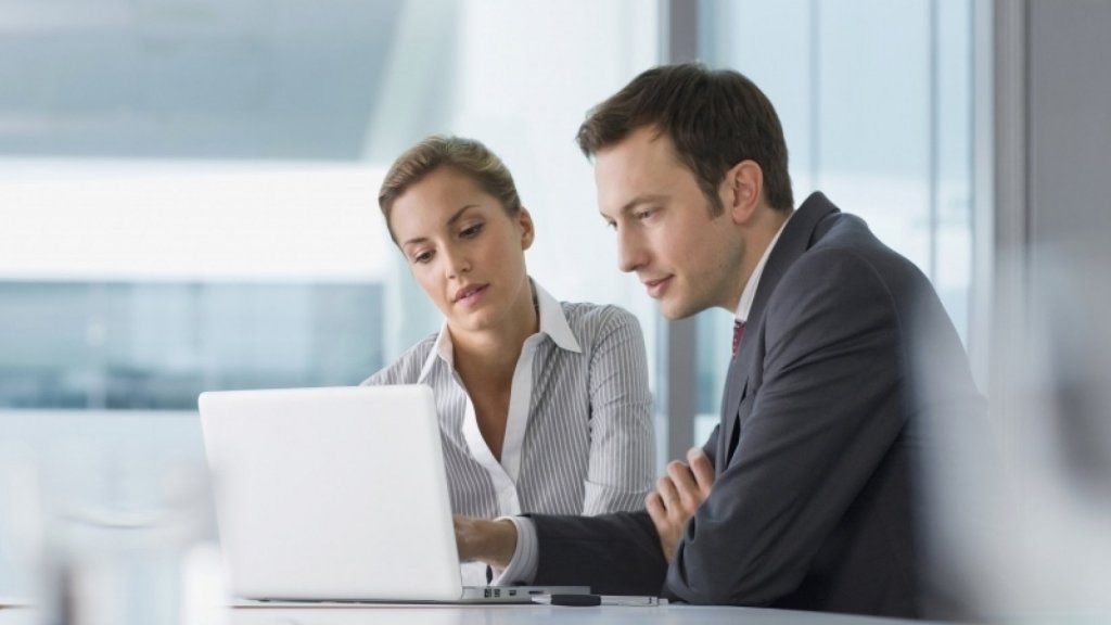 Aider! Mon patron consulte mes pairs à propos de mon travail