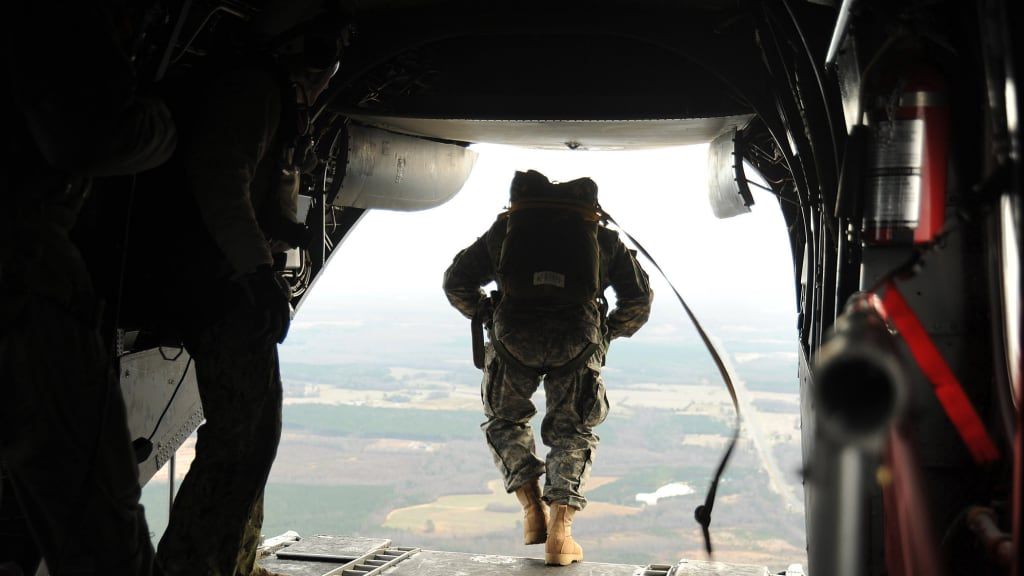 Vill du förbättra ditt tänkande drastiskt? En Navy SEAL Officer säger Prova dessa 5 idéer