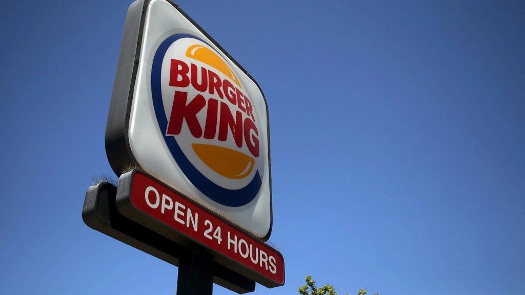 Burger King เพิ่งเปิดเผยการเปลี่ยนแปลงเมนูที่น่าทึ่งอย่างแท้จริง (ไม่คิดว่าลูกค้าจะรู้ถึงความแตกต่าง)
