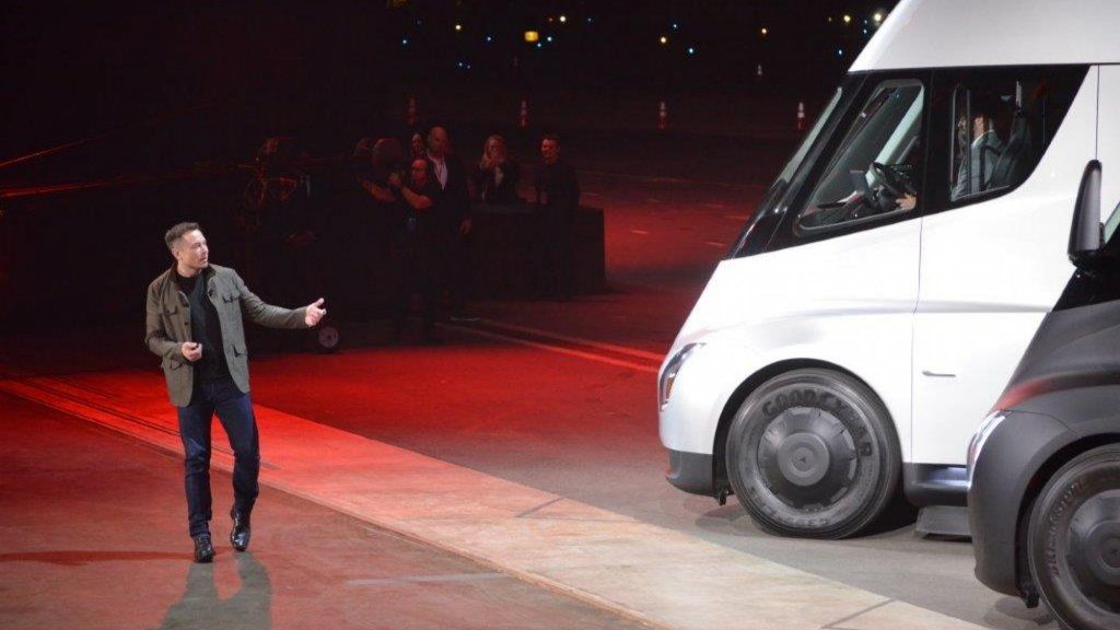 Elon Musk představuje nový Tesla Roadster a Semi Truck