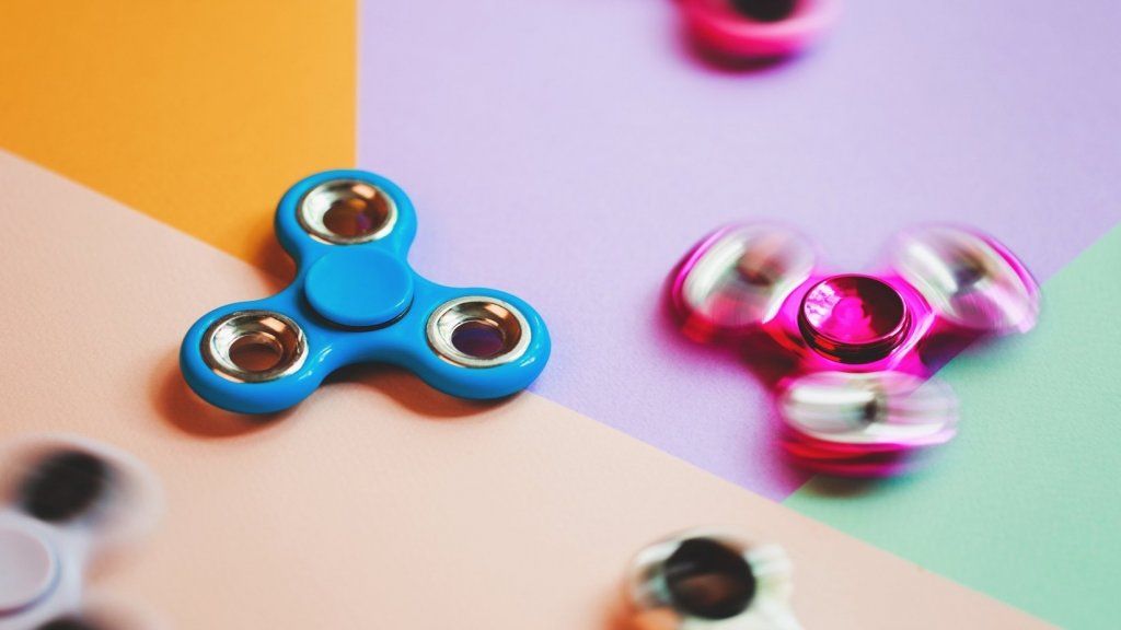 Hate Fidget Spinners? Zde je 5 možností snižujících stres, které jsou stejně účinné (ale méně trapné)