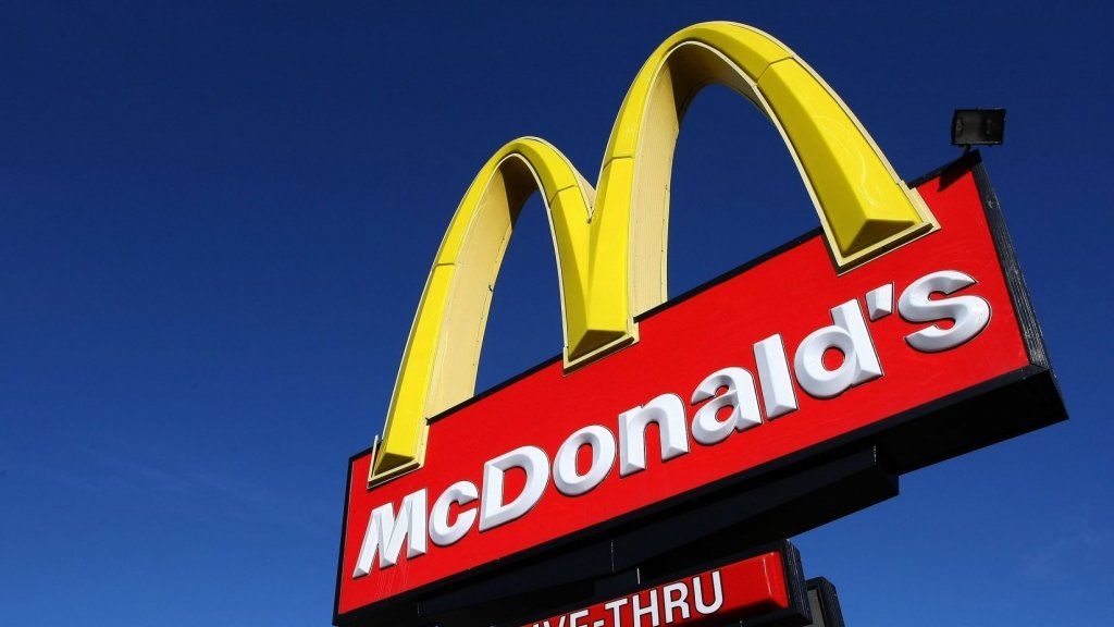Vastuoluline juukselõikur 'Meet Me at McDonald's' on lastel koolikeeld (ja vanemad suitsevad)
