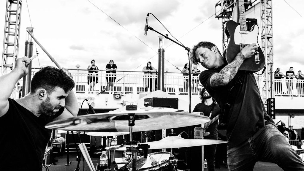 Правене на музика, която продължава: Зад кулисите на Rise Records