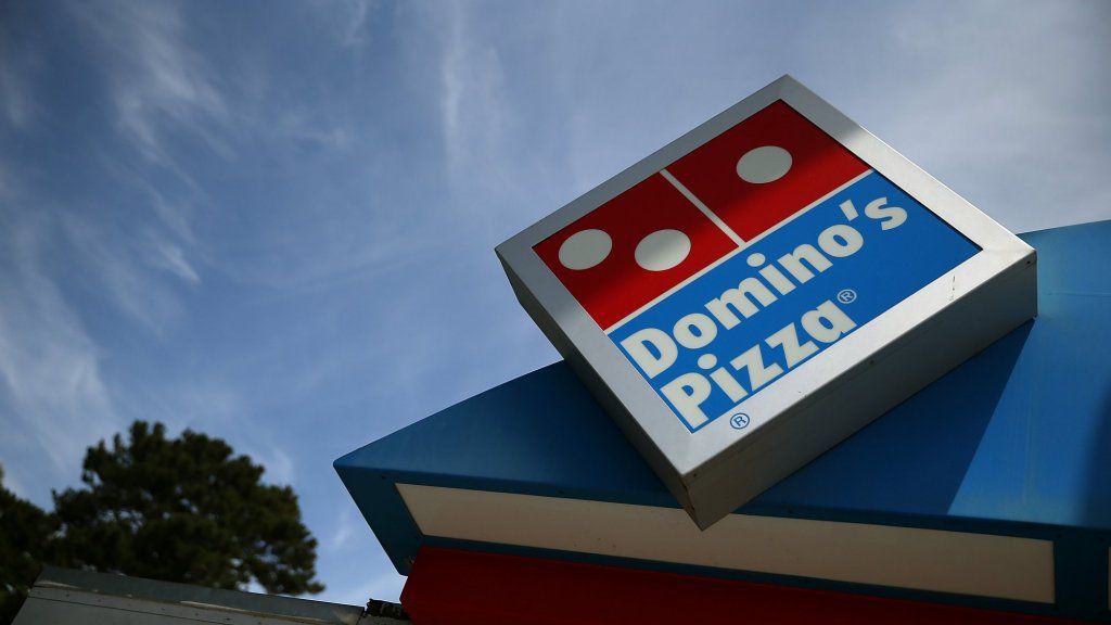 Domino's มีกลยุทธ์ใหม่: ทำตรงข้ามกับสิ่งที่ Pizza Hut และ Papa John's ทำ